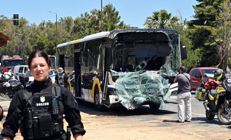 Aksident i rëndë në Athinë/ Përplasen 2 autobusë urbanë, plagosen 54 shtetas