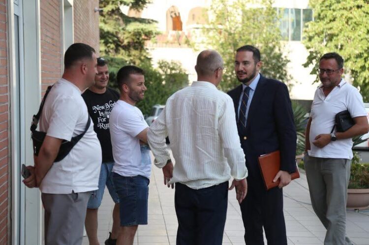 Salianji u lirua me kusht/ Sula për PD: E përcollën me “oiiiii”, e pritën me xhelozi
