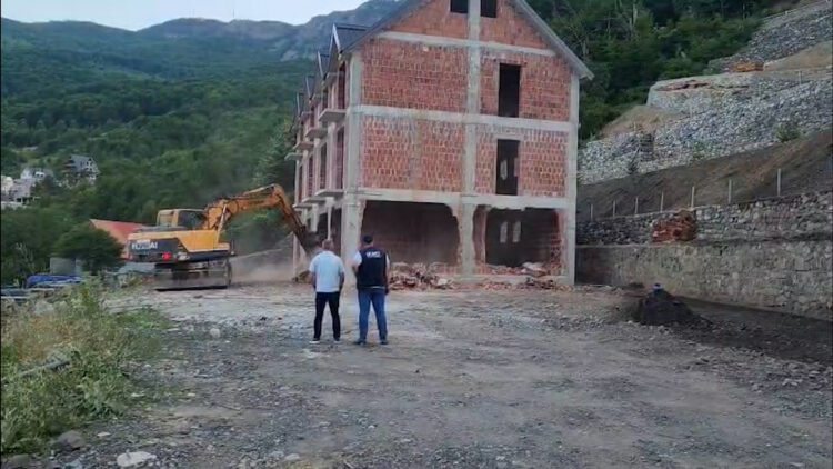 Vijon shembja e objektit të fundit në Theth