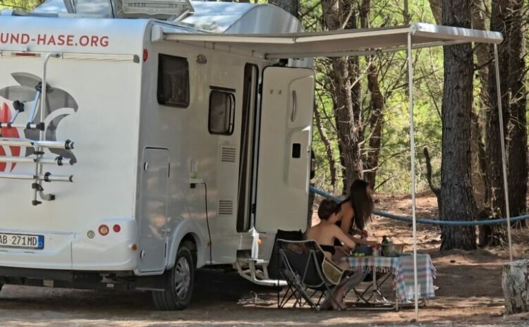 Turizmi me kamper, trendi i ri që mbush Vlorën