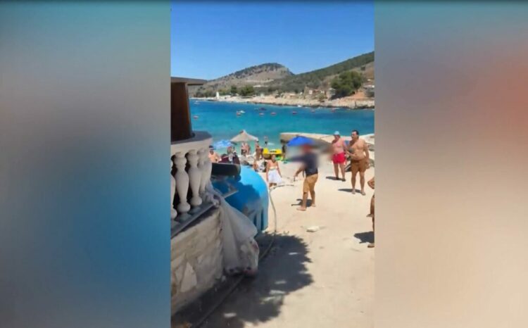 VIDEO/ Pushuesi në Ksamil dhunohet në sy të fëmijës