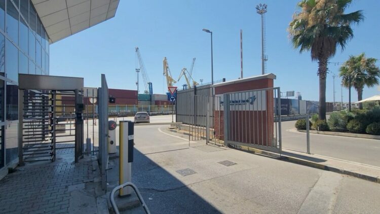 “Pa bukë e ujë…” 9 marinarë të huaj, prej muajsh të bllokuar në portin e Durrësit