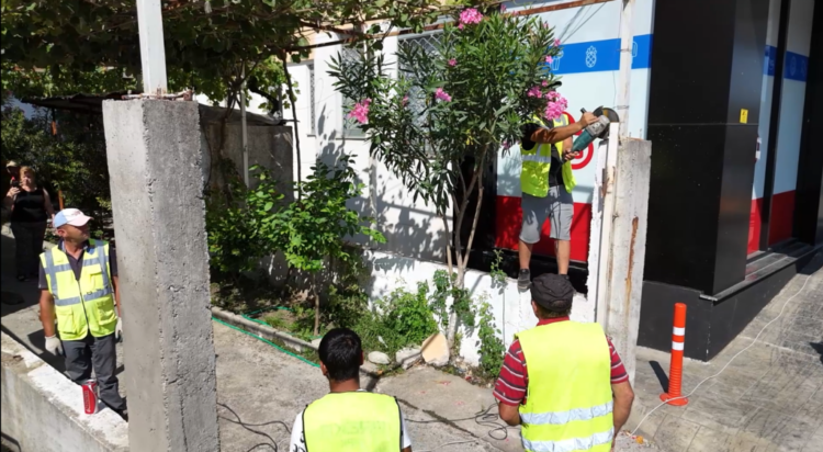 Pengesë për zjarrfikësen, shemben mure rrethuese në Shkodër