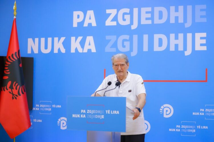 Berisha akuza Celibashit: Si u morën 350 kuti votimi nga magazinat e KQZ në Farkë?