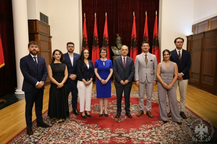 Begaj takim me Albanian Chevening Alumni dhe përfaqësues të Ambasadës Britanike