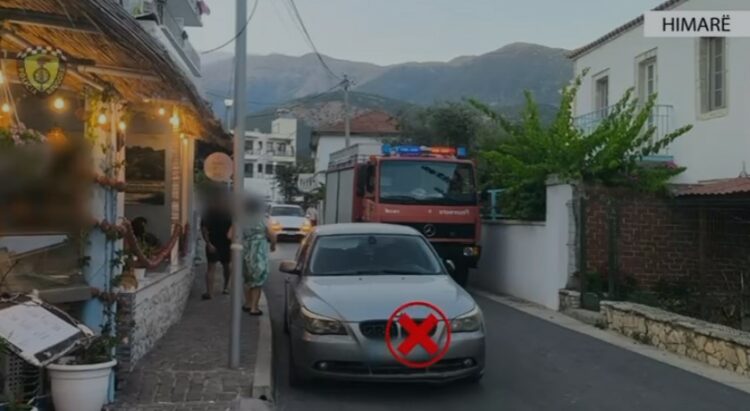 Parkoi makinën duke bllokuar zjarrfikësen, procedohet penalisht 22-vjeçari në Himarë
