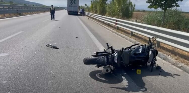 Motori përplaset me kamionin, dy të plagosur nga aksidenti në Levan–Vlorë