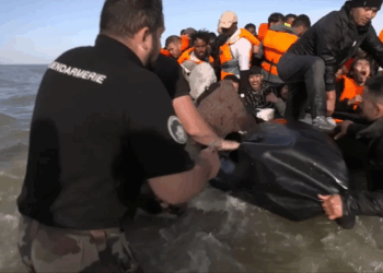 Francë/ Policia përdor thika për të dëmtuar gomonet e emigrantëve