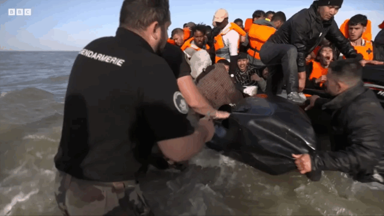 Francë/ Policia përdor thika për të dëmtuar gomonet e emigrantëve
