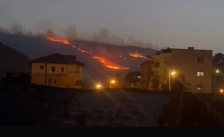 Përfshihet nga flakët edhe mali i Shpiragut