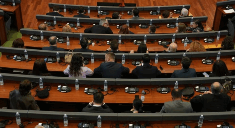 Kosova futet në bllokadë kushtetuese pas 3 muajsh krize