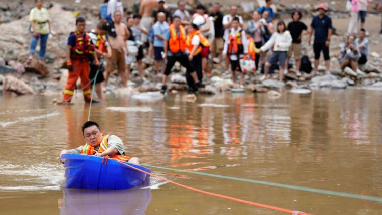 Kina nën pushtetin e ujit. Të paktën 30 viktima dhe mbi 80.000 të evakuuar
