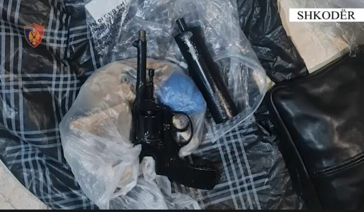 Me pistoletë, silenciator, municion luftarak dhe…arrestohet 42-vjeçari në Shkodër