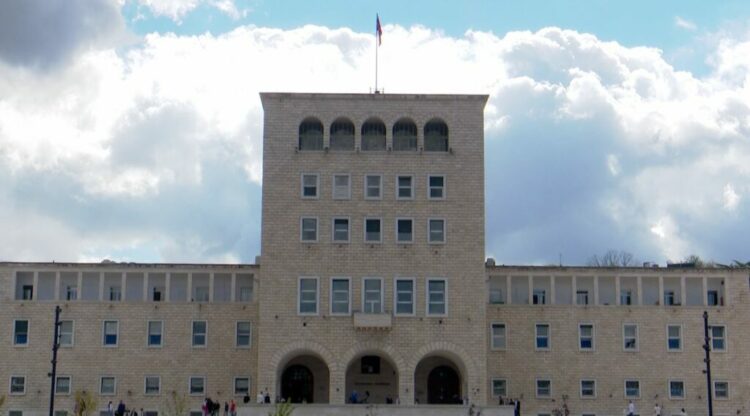 Nis sot aplikimi në universitete, gjithçka që maturantët duhet të dinë