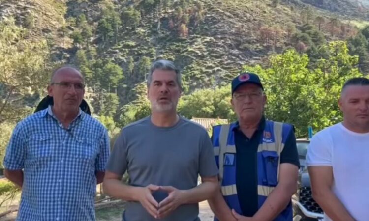 Zjarri shumë pranë Llogarasë/Dredha: Dy helikopterë nga ajri dhe 60 forca në terren