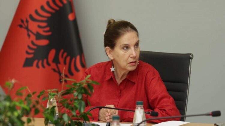 700 udhërrëfyes pajisen me certifikata pa afat