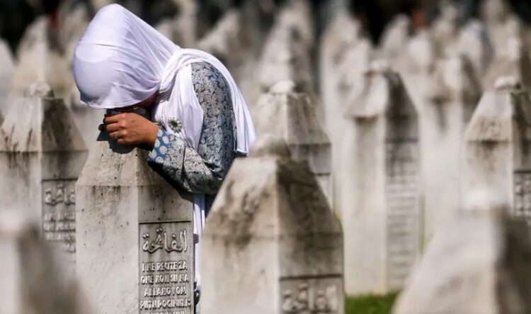 Si paraqitet gjenocidi në Srebrenicë në librat në Serbi?