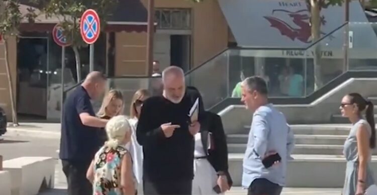 Rama takon të moshuarën që po “protestonte” në Vlorë: Ça ke që bërtet