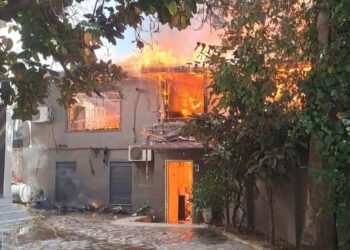 VIDEO/ Zjarri përfshin banesën në Tiranë
