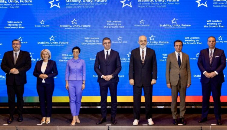 Fotoja familjare nga takimi BE-Ballkani Perëndimor në Shkup / Rama në krah të Kurtit