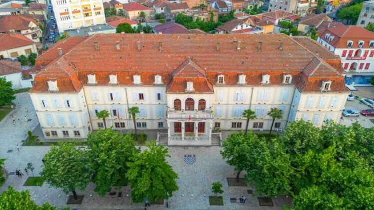 Dorëheqjet/Mbi 160 qytetarë kanë aplikuar për vendet e reja të punës në Bashkinë e..