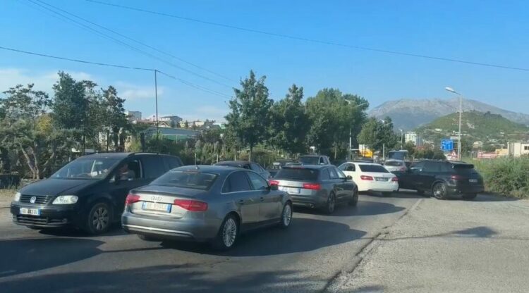 Pushuesit ikin nga plazhi, 15 kilometra trafik në Lezhë