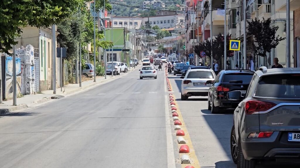 Kaos në rrugët e Vlorës Parkimet e paligjshme të makinave vështirësojnë qarkullimin
