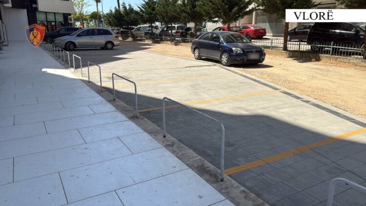 Vlorë, vijojnë kontrollet/ Kthyen hapësirën publike në parkim, procedim 2 shtetasve