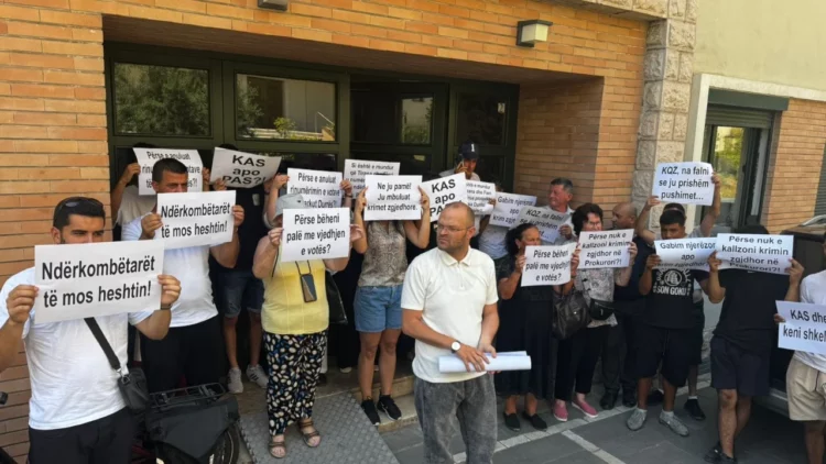 Aulon Kalaja protestë para KQZ, kërkon hapjen e të gjitha kutive të Durrësit