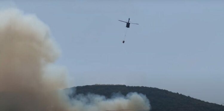 Tiranë/ Zjarr në Bërzhitë, ndërhyn helikopteri nga ajri për fikjen e flakëve