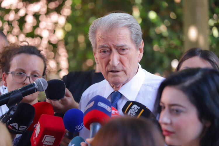 Protestat për djegien e mbetjeve në Elbasan, Berisha: Nuk na kanë ftuar