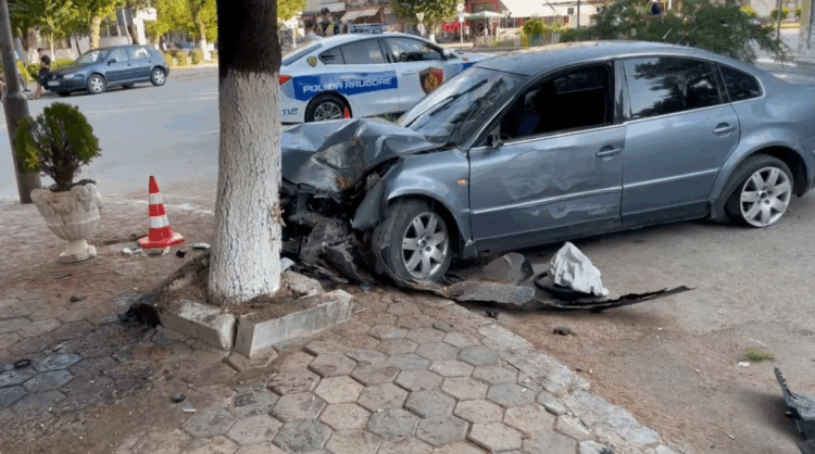 Maliq/ Makina del nga rruga dhe përplaset me pemën, lëndohet shoferi