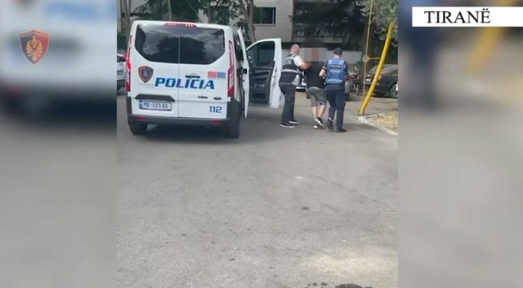 Kishte armë me vete dhe lëvizte me taksi që të mos e kontrollonin, bie në pranga