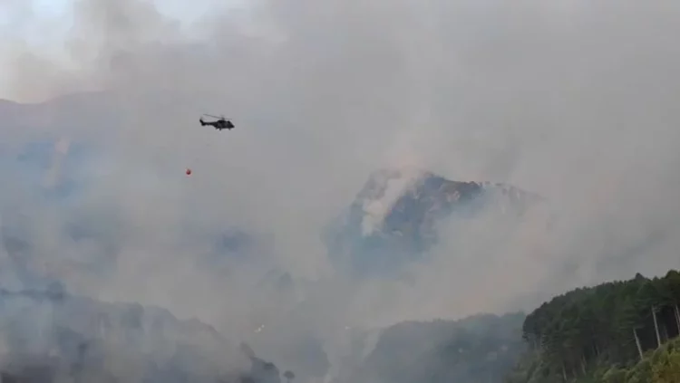 Zjarri në Dukat, ndërhyrje edhe nga ajri për shuarjen e flakëve