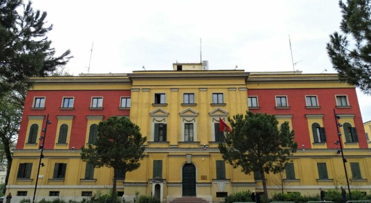 Bashkitë rrisin shpenzimet e personelit, ulin investimet në 5-mujor