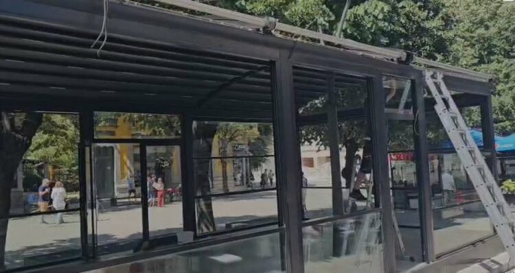Lirimi i hapësirave/ “Çmontohen” bizneset në qendër dhe pedonalen e Korçës