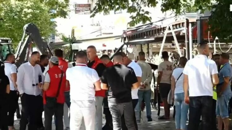 Jo më tavolina lokalesh mes rrugës!Bizneset në Tiranë lirojnë vetë hapësirat publike