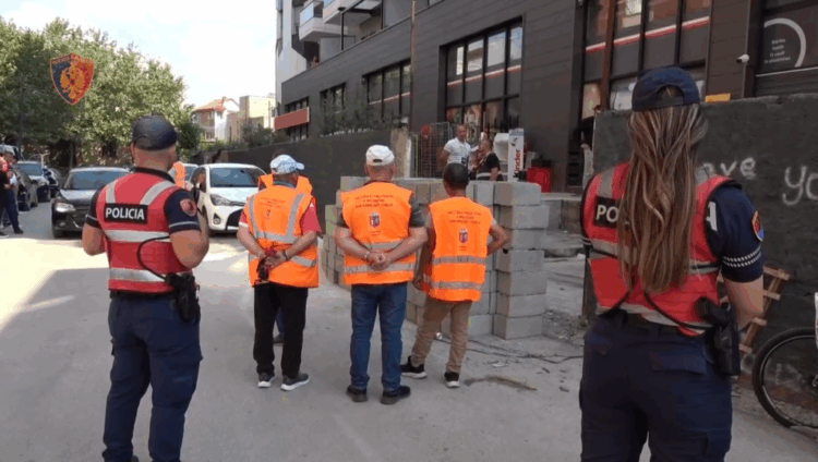 Tokë e xanun? Blloqe betoni në hapësirën publike, në telashe babë e bir në Tiranë
