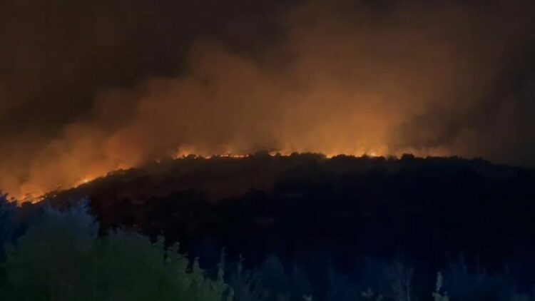 Devolli në zjarr/ Flakët përparojnë drejt kufirit me Greqinë, situata në alarm