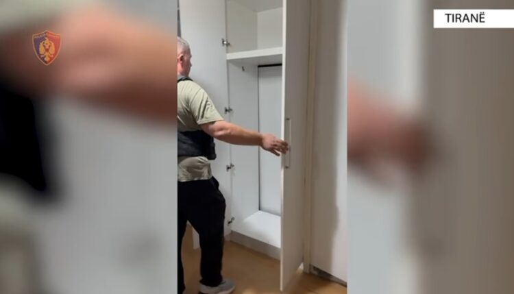 PAMJET/ Kthyen dollapin e rrobave në hyrje për në dhomën ku krijonin pasaportat