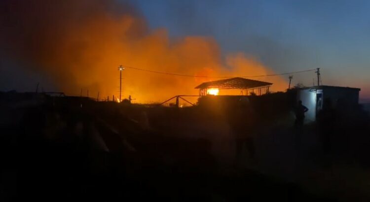 Zjarri në Drenovë/ Flakët arrijnë pranë një pusi nafte e nënstacioni elektrik