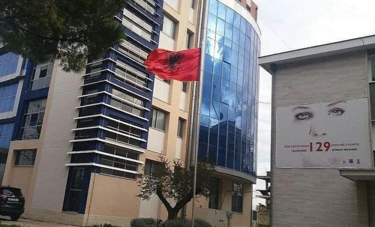 Dhunuan bashkëmoshataren dhe shpërndanë videon/ E pësojnë 4 të miturat, në kërkim..