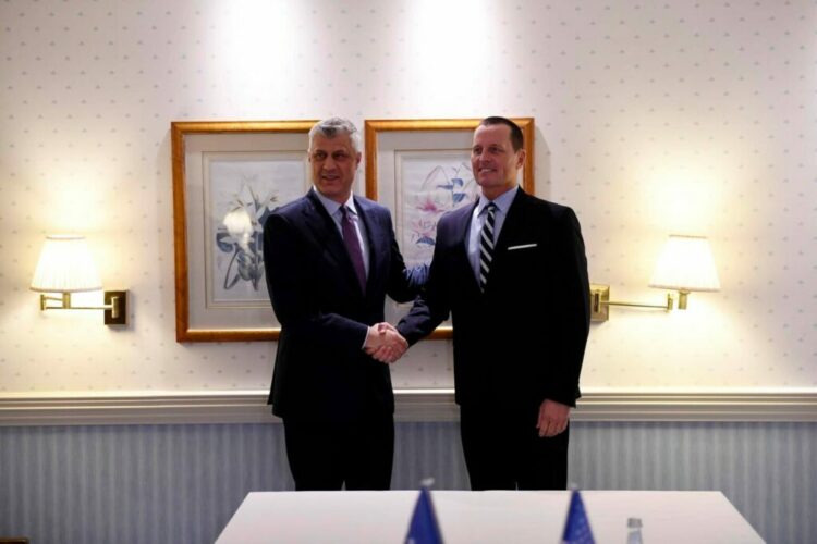 Richard Grenell për Thaçin: Është e turpshme që po mbahet ende në burg