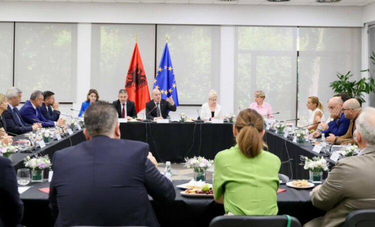 Ministri Hasani: Forcojmë lidhjet afatgjata me Konsujt e Nderit