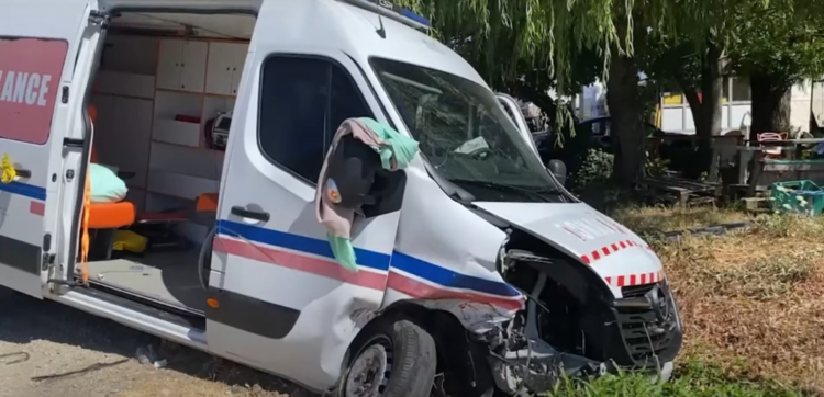 Po transportonte pacientin, ambulanca përplaset me makinën te Ura e Kardhiqit