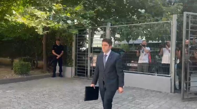 Përgjimet që implikuan Jonaid Myzyrin: Ne firmosim si delet, ata marrin lekët