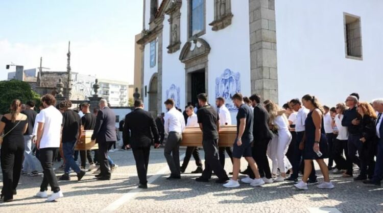 Pikëllim, lot e dhembje/ U jepet lamtumira e fundit Diogo Jotës dhe vëllait të tij