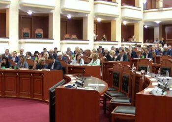 Seanca e fundit e Kuvendit/ Mazhoranca miraton projektligjet, opozita braktis sallën