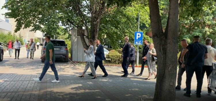 Alarm për bombë në Parlamentin e Kosovës, policia evakuuon deputetët dhe gazetarët