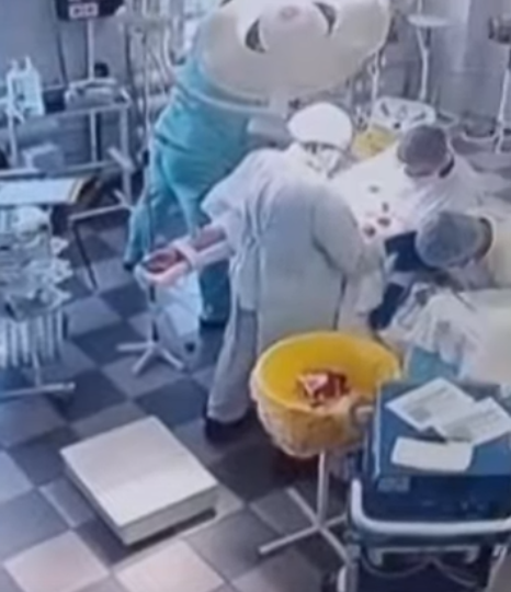  VIDEO Heronj në tërmet  Mjekët mbrojnë pacientin gjatë operacionit në Rusi